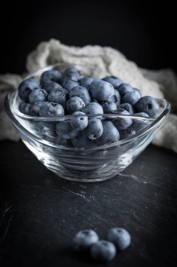 Yaban mersini antioksidan organik bir kase. Küçük alan derinliği.