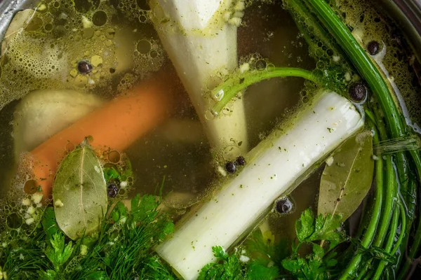 Caldo Pollo Con Verduras Una Cazuela Metal Sobre Una Mesa — Foto de Stock