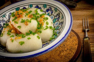 Tahta masaya kıymalı patates köftesi doldurulmuş..