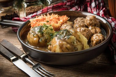 İsveç köftesi dereotu soslu patates püresi ve havuç salatası ile servis.