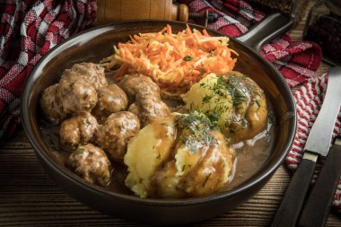 İsveç köftesi dereotu soslu patates püresi ve havuç salatası ile servis.