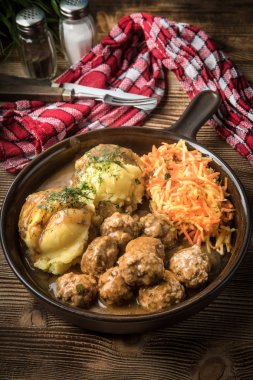 İsveç köftesi dereotu soslu patates püresi ve havuç salatası ile servis.