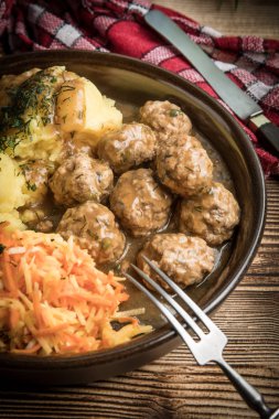 İsveç köftesi dereotu soslu patates püresi ve havuç salatası ile servis.