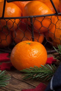 Mandalina ahşap bir masa üzerinde sepet. Seçici odak.