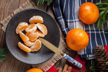 Soyulmuş mandalina ahşap masa üzerinde. Seçici odak.