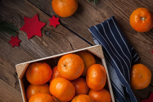 Naranjas Frescas Caja Madera Sobre Fondo Madera Vista Superior —  Fotos de Stock