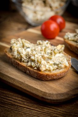 Ev yapımı uskumru balıklı ekmek dilimi..