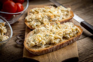 Ev yapımı uskumru balıklı ekmek dilimi..