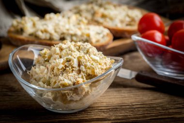 Ev yapımı uskumru balıklı ekmek dilimi..