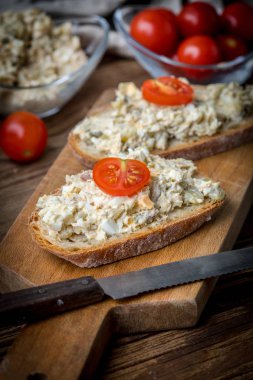 Ev yapımı uskumru balıklı ekmek dilimi..