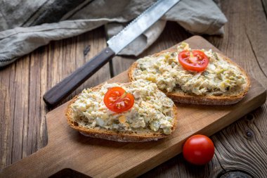 Ev yapımı uskumru balıklı ekmek dilimi..