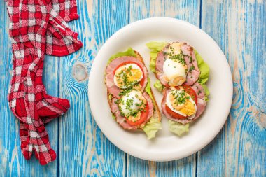 Sandviç domates, yumurta ve marul kahvaltı için. Üstten Görünüm.