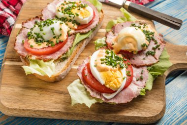 Sandviç domates, yumurta ve kahvaltı için marul.