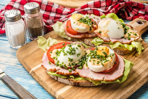 Сэндвич Помидорами Яйцами Салатом Завтрак — стоковое фото