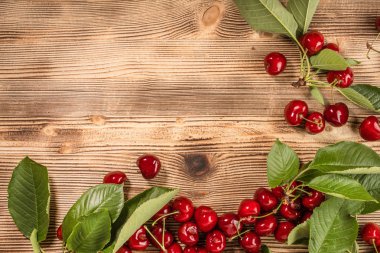 Taze tatlı Kiraz ahşap arka plan üzerinde. En iyi görünüm ve kopya alanı.