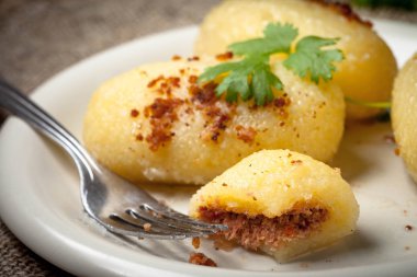 Tahta masaya kıymalı patates köftesi doldurulmuş.. 