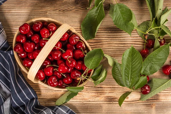 Sweet Cherries Wooden Basket Selective Focus Top View — Stock Photo, Image