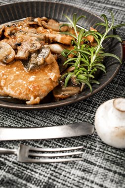 Parlak bir mantar sos haşlanmış domuz pirzolası.