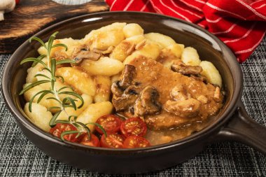 Parlak bir mantar sos haşlanmış domuz pirzolası.