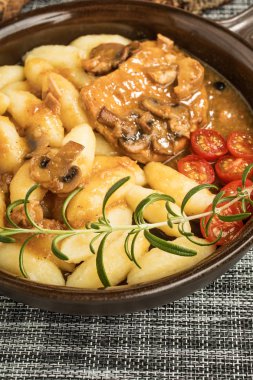 Parlak bir mantar sos haşlanmış domuz pirzolası.