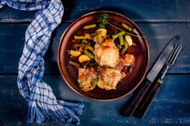 Bir kavurma tavada sebzeli tavuk eti pişirme için hazırlanan.