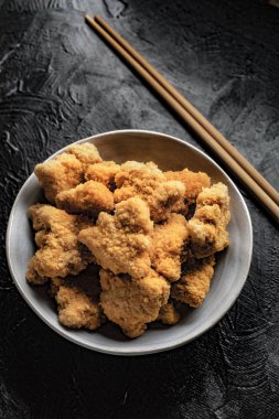 Leziz çıtır çıtır kızarmış tavuk göğsü şeritler beton masada.