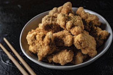 Leziz çıtır çıtır kızarmış tavuk göğsü şeritler beton masada.