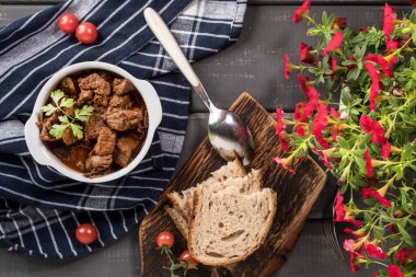 Sığır eti güveç seramik. Üstten görünüm.