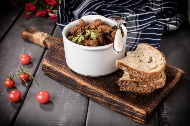 Seramik kapta sığır eti güveci. Seçici odak.