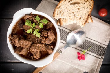 Sığır eti güveç seramik. Üstten görünüm.