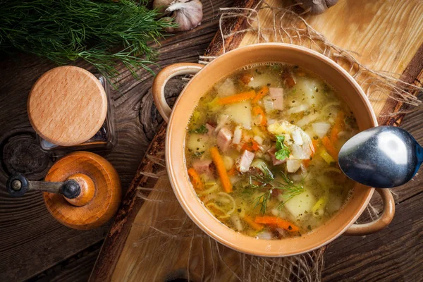 Sup Kacang Dengan Sayuran Dan Daging Atas Meja Kayu Cahaya — Stok Foto