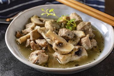 Domuz eti ve kase mantar çorbası.