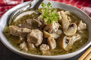 Domuz eti ve kase mantar çorbası.