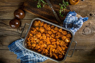 Kızarmış karnabahar teneke pişirme bir metal.