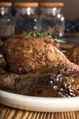 Çiğ salamura edilmiş tavuk budu. Kızartmaya hazır baharatla ovulmuş..