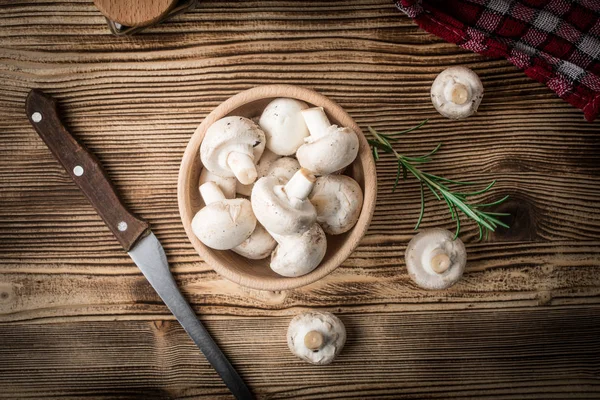 木碗鲜白香菇菇 — 图库照片