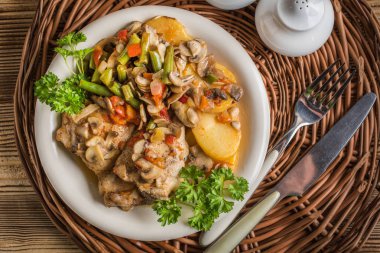 Haşlanmış sebzeler beyaz tabakta tavuk fileto.