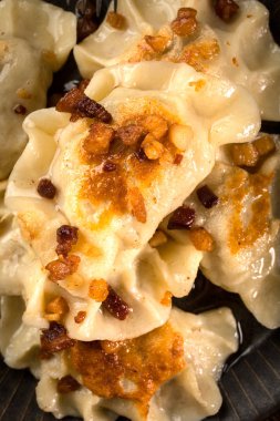 Kızarmış köfte (pierogi) et doldurma ile greaves ile serpilir.