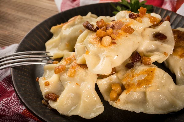 Bolinhos Fritos Pierogi Com Recheio Carne Polvilhado Com Torresmos — Fotografia de Stock