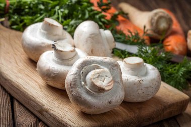 Champignon mantar ahşap kesme tahtası.
