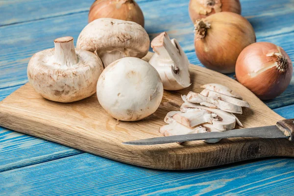 Rohe Champignons Scheiben Geschnitten Auf Einem Schneidebrett — Stockfoto