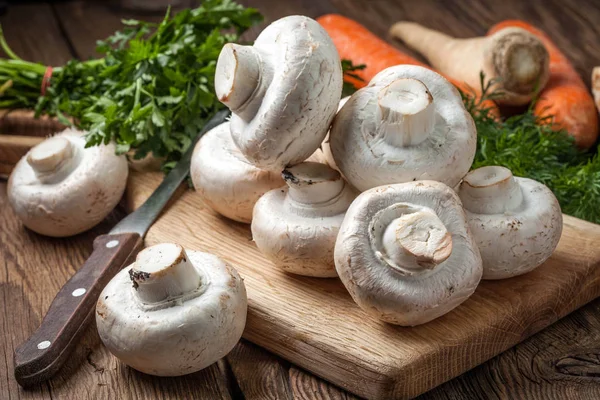 Champiñones Una Tabla Cortar Madera — Foto de Stock