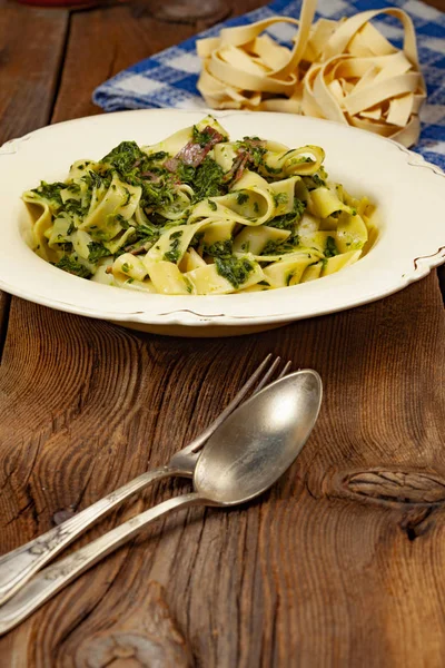 Spaghetti Spinach Bacon Wooden Table Selective Focus — Stock Photo, Image