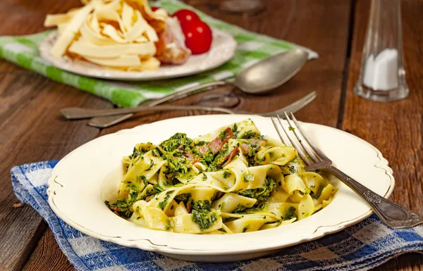 Spaghetti Spinach Bacon Wooden Table Selective Focus — Stock Photo, Image