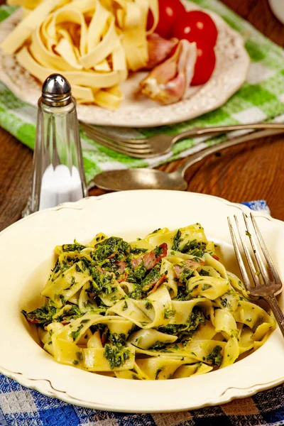 Spaghetti Spinach Bacon Wooden Table Selective Focus — Stock Photo, Image