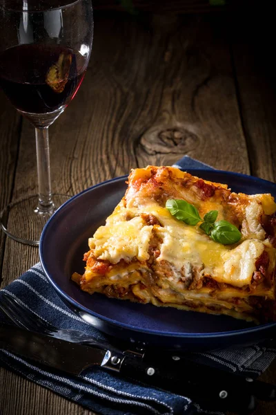 Pezzo Gustose Lasagne Calde Con Vino Rosso Piccola Profondità Campo — Foto Stock