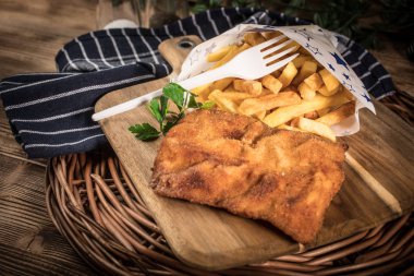 Bir parça kızarmış morina ve patates kızartması..