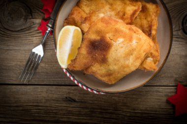 Kızarmış morina dilim ekmek kırıntıları. Küçük derinlik-in tarla. Üstten Görünüm.