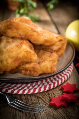 Kızarmış morina dilimleri ve ekmek kırıntıları. Küçük alan derinliği.