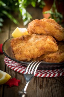 Kızarmış morina dilimleri ve ekmek kırıntıları. Küçük alan derinliği.